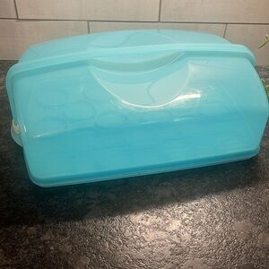 Vintage Tupperware sheet cake / cupcake carrier with cover and handle.  Exc cond
